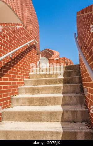 Escalier unique à l'Ohr-O'Keefe Museum of Art conçu par l'architecte Frank Gehry en hommage à George potter maître E Ohr Banque D'Images