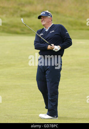 Ecosse de Colin Montgomerie sur le fairway du sixième trou au cours de la journée de pratique au Royal Troon Golf Club, South Ayrshire. Banque D'Images