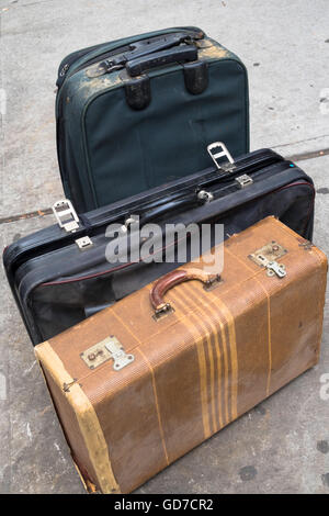 Valises abandonnées sur les trottoirs de la ville Banque D'Images