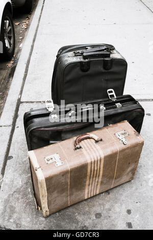 Valises abandonnées sur les trottoirs de la ville Banque D'Images