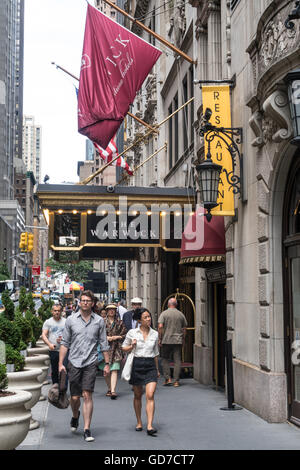 Les touristes en face de l'entrée principale de l'hôtel Warwick et auvent, NYC, USA Banque D'Images