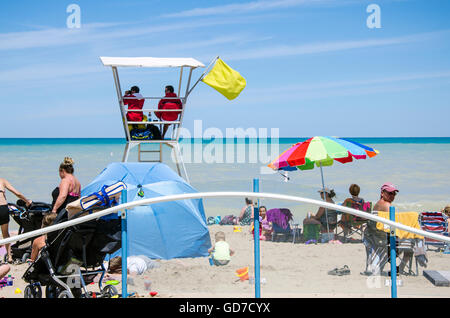 Grand Bend, Ontario, Canada - Juillet 02, 2016 : deux sauveteurs, assis dans leur fauteuil et regarder la plage et non identifiées peopl Banque D'Images