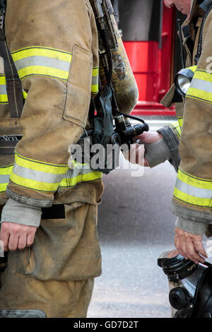 Les pompiers des réservoirs d'oxygène de réglage Banque D'Images