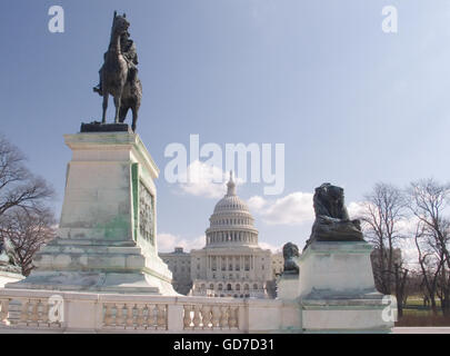 L'Ulysses S. Grant Memorial illustré encadrant le bâtiment de Capitol dans la distance. Banque D'Images