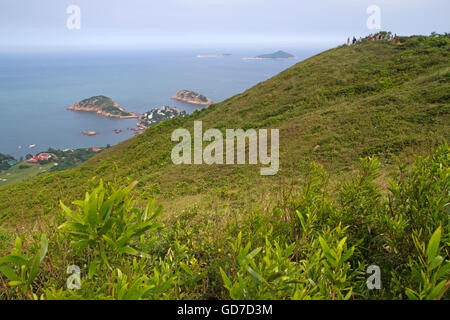 Randonneur sur le dos du Dragon Trail donnant sur Shek O sur l'île de Hong Kong Banque D'Images