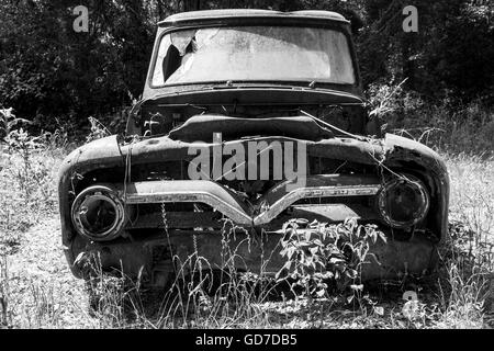 Crawfordville, Floride - USA. Mai 2016 - Vieux pickup rouillé ruck abandonné dans la forêt de Wakulla Banque D'Images