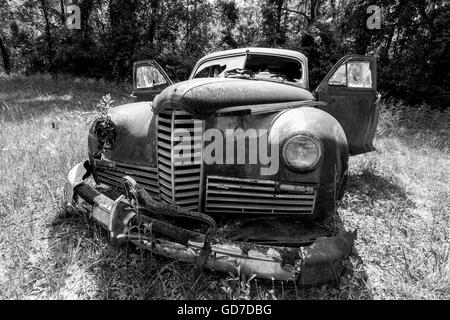 Crawfordville, Floride - USA. Mai 2016 - Vieille voiture rouillée abandonnée dans la forêt de Wakulla Banque D'Images