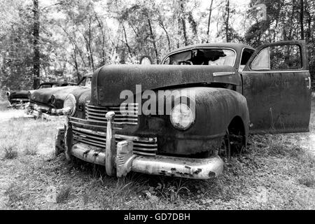 Crawfordville, Floride - USA. Mai 2016 - vieux wagons rouillés abandonnés sur le bord de la route. Banque D'Images