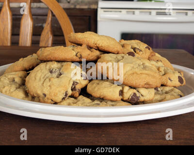 Cookies aux pépites de chocolat maison fresh baked sur un plateau de service Banque D'Images