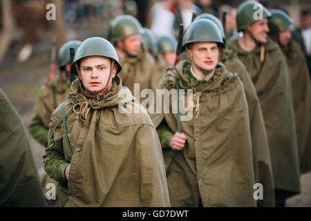 Minsk, Belarus - Mai 08, 2015 : Défilé des soldats des forces de l'armée interne lors d'événements dédiés à 70e anniversaire de la Vict Banque D'Images