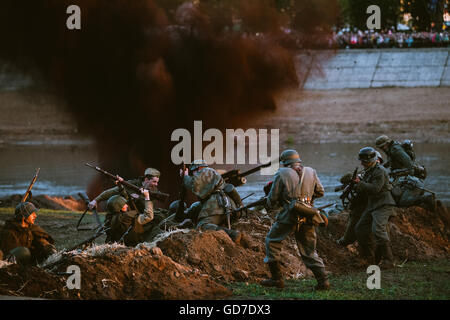 Minsk, Belarus - 08 mai, 2015 : Reconstruction de bataille lors d'événements dédiés à 70e anniversaire de la victoire de la Sov Banque D'Images