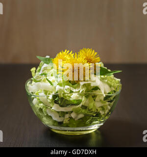 Coleslaw dans bol en verre Banque D'Images