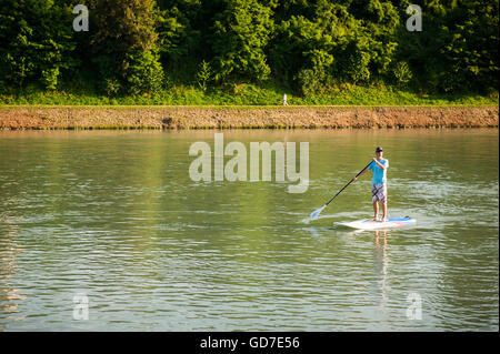 SUP (stand up paddle board) sur la rivière Drava Festival pendant le Carême, Maribor, Slovénie, 2013 Banque D'Images