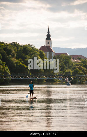 SUP (stand up paddle board) sur la rivière Drava Festival pendant le Carême, Maribor, Slovénie, 2013 Banque D'Images