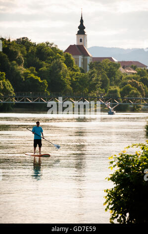 SUP (stand up paddle board) sur la rivière Drava Festival pendant le Carême, Maribor, Slovénie, 2013 Banque D'Images