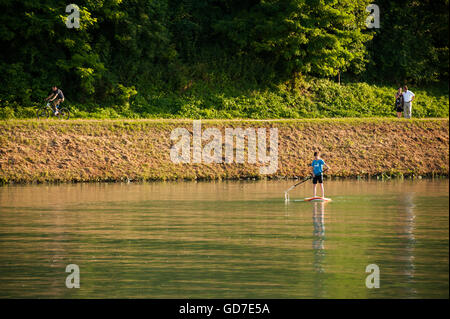 SUP (stand up paddle board) sur la rivière Drava Festival pendant le Carême, Maribor, Slovénie, 2013 Banque D'Images