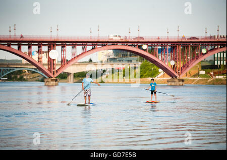 SUP (stand up paddle board) sur la rivière Drava Festival pendant le Carême, Maribor, Slovénie, 2013 Banque D'Images