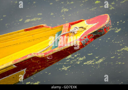 Détail de l'arc d'Shikara, bateau à rames sur le lac Dal, Srinagar, Inde, Banque D'Images