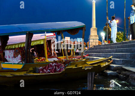 Shikara, bateau à rames sur le lac Dal, Srinagar, Inde, Banque D'Images