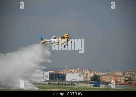 Pezetel Dromader PZL-M18 de l'eau pompier avion pendant la mission sur l'aéroport Etimesgut dump Banque D'Images