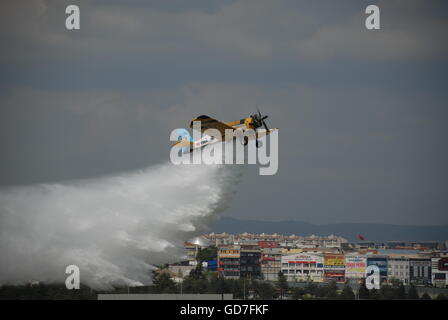 Pezetel Dromader PZL-M18 de l'eau pompier avion pendant la mission sur l'aéroport Etimesgut dump Banque D'Images