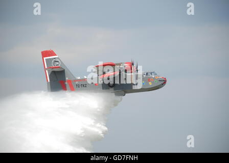 Les pilotes de la pompiers Canadair CL-215 Avion pendant le vidage de l'eau mission au-dessus de l'aéroport Etimesgut Banque D'Images