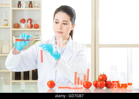 Asian female scientist travaillant sur la biologie des plantes d'OGM Banque D'Images