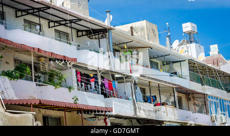 Lave-linge en train de sécher dehors sur les balcons d'appartements dans la ville de Kyrenia, sur la côte nord de Chypre. Banque D'Images