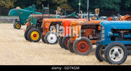 Détail de vieux tracteurs en perspective, véhicule agricole, de la vie rurale Banque D'Images