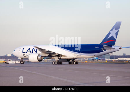 Amsterdam, Pays-Bas - 18 février 2015 arrivedboeing 777 .juste de cargo de Lan Cargo sur l'aéroport de Schiphol. Banque D'Images