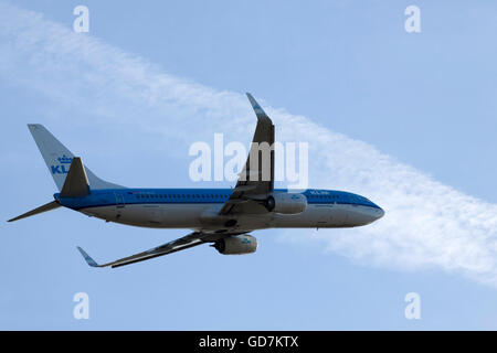 Amsterdam, Pays-Bas - 18 février 2015 boeing 737 volant par l'air avec les passagers en route vers la destination Banque D'Images