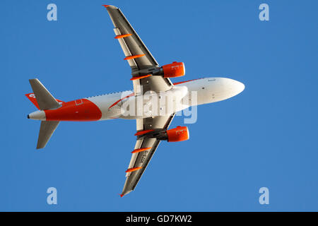 Amsterdam, Pays-Bas - 18 février, 2015 fond d'un avion easyjet illuminée par la lumière du soleil avec un ciel s Banque D'Images