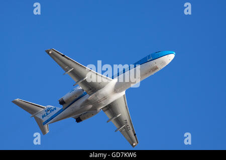 Amsterdam, Pays-Bas - le 18 février 2015 monté juste de la klm Boeing à l'aéroport de Schiphol, éclairée par le soleil bas Banque D'Images