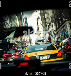 Vue depuis l'intérieur d'un New York City taxi vers l'extérieur. Banque D'Images