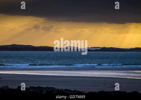 Conseil informatique plage au coucher du soleil sur l'île d'Anglesey en Galles du Nord avec la balise à Rhoscolyn montrant en arrière-plan Banque D'Images