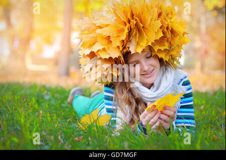 Portrait de jeune fille rousse dans le parc de l'automne. Tourné en extérieur Banque D'Images