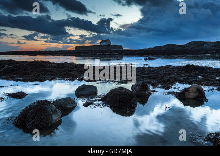 L'église Saint Cwyfan au coucher du soleil sur l'Anglesey Pays de Galles UK Banque D'Images