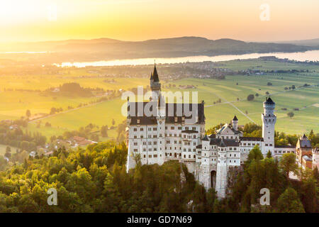 Très belle vue romantique sur le château de Neuschwanstein à Fussen Bavière, Allemagne Banque D'Images