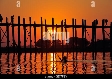 U Bein Bridge, le lac Taungthaman, près de Amarapura, Myanmar Banque D'Images