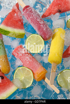 La pastèque, fruit et popsicle lime slices sur des cubes de glace Banque D'Images