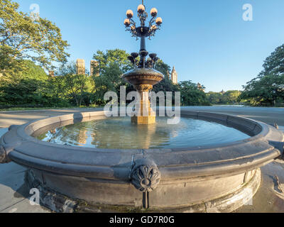 Fontaine à Cherry Hill en été, Central Park, New York City Banque D'Images