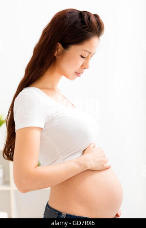 Portrait du jeune smiling pregnant woman Banque D'Images
