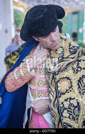 Torero espagnol José Tomas en se mettant le cap à pied dans l'allée avant de partir à la corrida, Espagne Banque D'Images