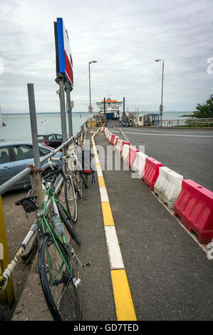 En attendant l'embarquement l'Wightlink ferry de Fishbourne sur l'île de Wight, Royaume-Uni Banque D'Images