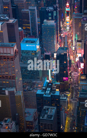 Photographie aérienne (hélicoptère). Times Square est un important carrefour commercial et du quartier de Midtown Manhattan, New York Banque D'Images