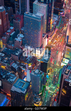 Photographie aérienne (hélicoptère). Times Square est un important carrefour commercial et du quartier de Midtown Manhattan, New York Banque D'Images