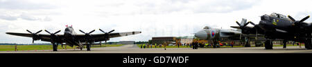 Panorama, Avro Three Sisters, Vulcan XH558, et Lancaster duo PA474, C-GVRA, à la RAF Waddington Banque D'Images