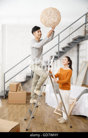 Jeune couple heureux home improvement Banque D'Images