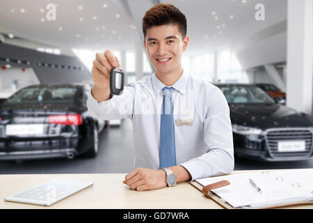 Les jeunes hommes d'affaires holding car keys Banque D'Images