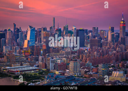 Photographie aérienne (hélicoptère). Manhattan est le plus densément peuplé des cinq quartiers de New York. Banque D'Images